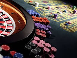 Pengguna mengakses halaman registrasi akunnya menggunakan perangkat mobile dengan mudah